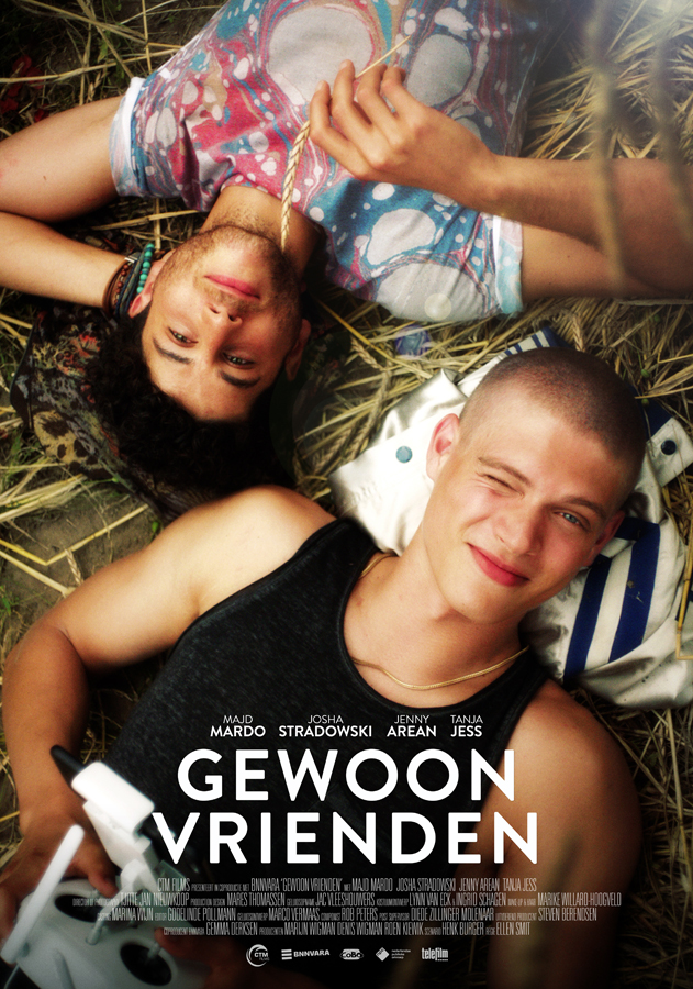 Poster for Gewoon Vrienden. Two young men lie on a straw-covered surface, looking up at the camera. In the upper half of the image, a man in a colorful shirt is upside-down relative to the viewer; in the lower half, a man in a black undershirt winks at the viewer.